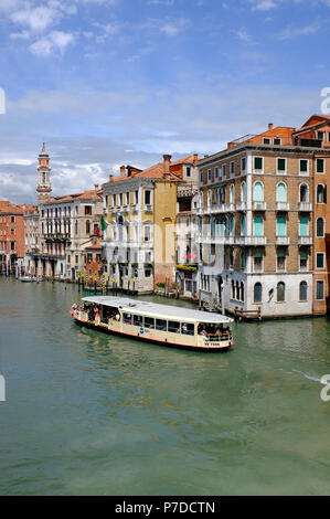 Vaporetto Wasserbus auf dem Canal Grande, Venedig, Italien Stockfoto