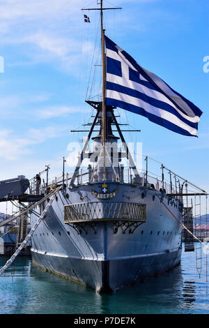 Marina Flisvos, Athen - 2. April 2017: Averof Schlachtschiff und Museum Frontansicht mit griechischer Flagge Stockfoto