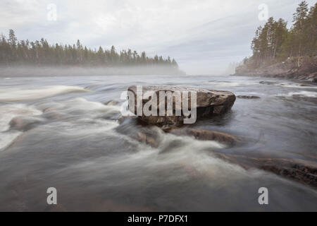 Fluss Muonionjoki in Muonio, Lappland, Finnland Stockfoto