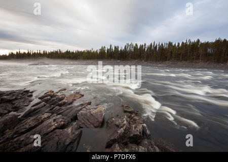 Fluss Muonionjoki in Muonio, Lappland, Finnland Stockfoto