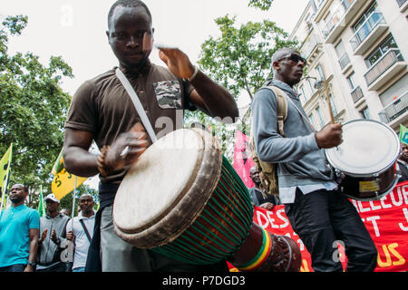 Paris, Frankreich, 1. Juni 2018: Frankreich hat rund 200.000 bis 400.000 illegale Einwanderer, die sans papiers oder keine Papiere bekannt. Die Migranten fordern o Stockfoto