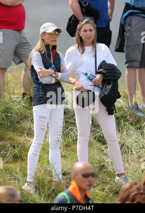 Erica Stoll (links), Frau von Nordirlands Rory McIlroy, während des Tages eine der Dubai Duty Free Irish Open an Ballyliffin Golf Club. Stockfoto