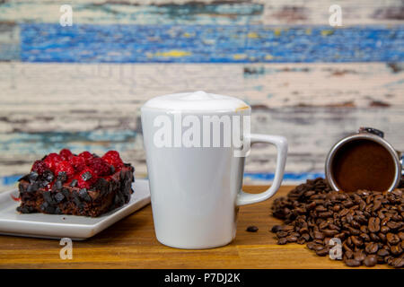 Cappuccino Kaffee mit Schokolade besprüht und Erdbeer Sahne Kuchen Stockfoto
