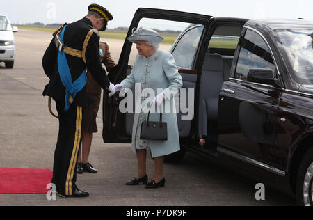 Königin Elizabeth II., Oberst-in-Chief Royal Scots Dragoon Guards (karabiniers und Grau), wird durch den Herzog von Kent, stellvertretende Oberst met-in-Chief, wie Sie ankommt, einen neuen Standard für das Regiment bei Leuchars Station in der Pfeife zu präsentieren. Stockfoto