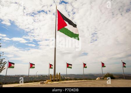 RAWABI, der Palästinensischen Behörde, West Bank. November 25, 2017. Eine Reihe von Palästina Flags auf der Spitze des Hügels in Rawabi, das Flaggschiff Gehäuse Projekt Stockfoto