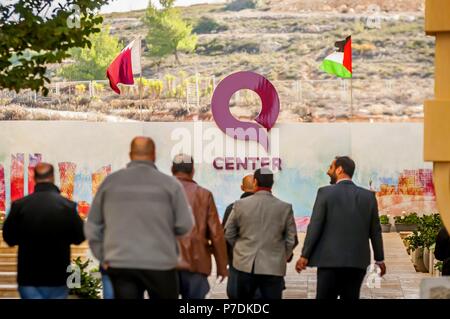 RAWABI, Palästina, West Bank. November 25, 2017. Menschen zu Fuß in der Innenstadt von Rawabi Q-Center. Katar und palästinensische Fahnen im Hintergrund. Katar Stockfoto