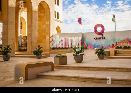 RAWABI, Palästina, West Bank. November 25, 2017. Rawabi Q-Center, ein Symbol von Katar und Palästina Zusammenarbeit Lager Bild. Katar und palästinensische Fahnen Stockfoto