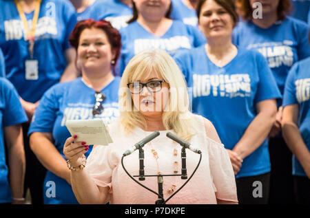 Sängerin und TV-Moderatorin Linda Nolan in Hull und East Yorkshire Hospitals NHS Angestellten Chor während der Probe vor einer Veranstaltung 70. Jahrestag des NHS im York Minster zu markieren. Stockfoto