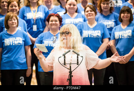 Sängerin und TV-Moderatorin Linda Nolan in Hull und East Yorkshire Hospitals NHS Angestellten Chor während der Probe vor einer Veranstaltung 70. Jahrestag des NHS im York Minster zu markieren. Stockfoto