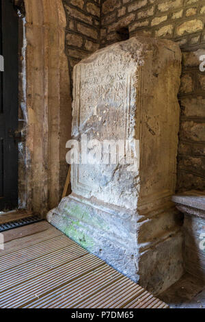 Der römische Paulinustein, der in Caerwent gefunden wurde und am Eingang zur St Stephen & St Tathan Church, Caerwent, Wales ausgestellt ist Stockfoto