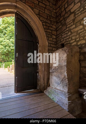 Der römische Paulinustein, der in Caerwent gefunden wurde und am Eingang zur St Stephen & St Tathan Church, Caerwent, Wales ausgestellt ist Stockfoto