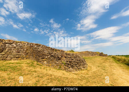 Die Ruinen eines Wachturms in der befestigten Mauer der römischen Stadt Venta Silurum in Caerwent, Wales Stockfoto