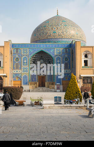 Die eindrucksvolle und farbenprächtige Kuppel der Sheikh Lotfollah Moschee in Naqsh-e-Jahan Square, Isfahan, Iran. Stockfoto