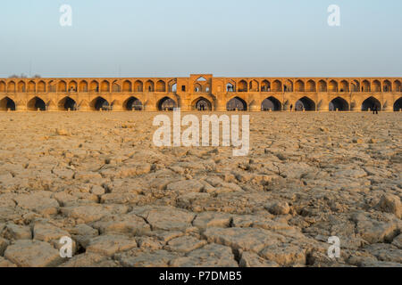 Die atemberaubende Khajou Khaju Brücke in Isfahan, Iran über den ausgetrockneten Flussbett des Zayandeh River. Stockfoto