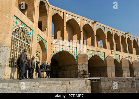 Eine Gruppe von lokalen Persische Männer sammeln an der Basis der atemberaubenden Khajou Khaju Brücke in Isfahan, Iran. Stockfoto