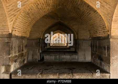 Ein Tunnel der Bögen, die die Architektur des beeindruckenden Khajou Khaju Brücke in Isfahan, Iran. Stockfoto