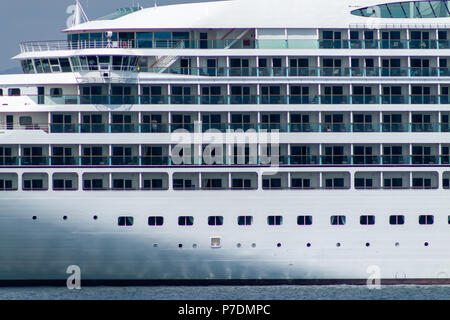 Kreuzfahrtschiff seabourn Quest vor Anker in Bantry Bay, Irland Stockfoto