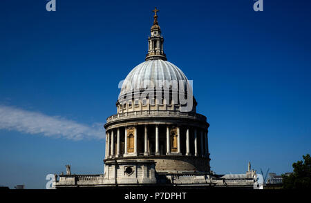 St Paul's Cathedral ist gegen einen klaren blauem Himmel gesehen, in der City of London, London, Großbritannien, 3. Juli 2018. Stockfoto