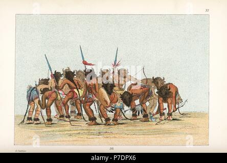 Mandan Männer tanzen die Büffel tanzen tragen Bison Köpfe und Holding Speeren, Tomahawks und Bögen. Handkoloriert Lithographie von George Catlins Sitten, Bräuche und Zustand der nordamerikanischen Indianer, London, 1841. Stockfoto