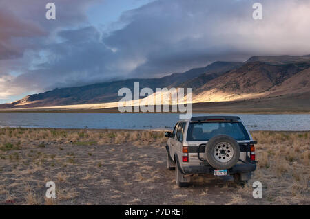 Von Camper Auto in der Nähe Mann See und Steens Mountain, Sunrise, Great Basin Wüste, Oregon, USA Stockfoto