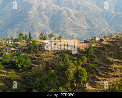 Terrassierten Feldern auf der remote Sanouli Dorf, wo Jim Corbett schoß die fleischfressenden Panar Leopard, Kumaon Hügel, Uttarakhand, Indien Stockfoto