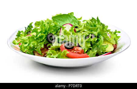 Köstlich frischer Salat Teller auf eine weiße Platte, auf weißem Hintergrund. Gesunde Ernährung Szene, frischem Salat, Tomaten, Gurken, Oliven in einem Bug Stockfoto