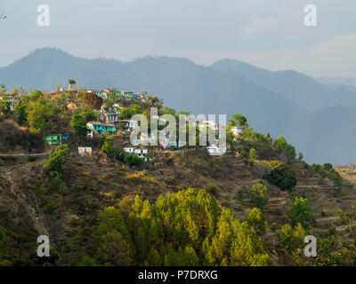 Terrassierten Feldern auf der remote Sanouli Dorf, wo Jim Corbett schoß die fleischfressenden Panar Leopard, Kumaon Hügel, Uttarakhand, Indien Stockfoto