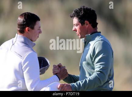 Von Nordirland Rory McIlroy (rechts) mit Englands Matthew Fitzpatrick auf der achtzehnten Grün während des Tages eine der Dubai Duty Free Irish Open an Ballyliffin Golf Club. Stockfoto