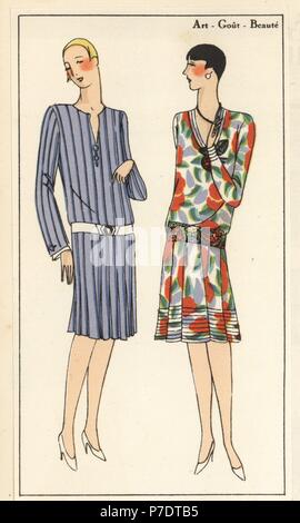 Frau im Kleid der Flanell und Krepp in China Blue und Frau in gedruckter Musselin Kleid. Papierkörbe pochoir (Schablone) Lithographie von der Französischen luxus Mode Magazin Kunst, Gicht, Beauté, 1927. Stockfoto