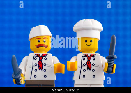 Tambow, Russische Föderation - Februar 05, 2018 Zwei Lego Chefs mit Messern. Blauer Grundplatte Hintergrund. Studio gedreht. Stockfoto