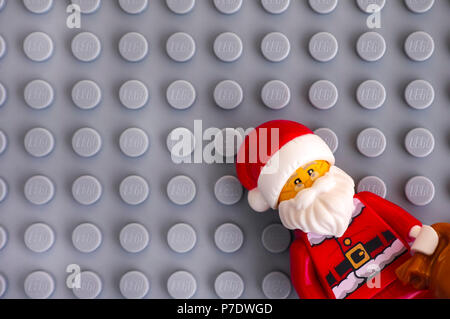 Tambow, Russische Föderation - Mai 20, 2018 Lego Santa Claus auf grauen Grundplatte Hintergrund. Studio gedreht. Stockfoto