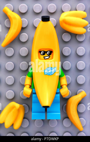 Tambow, Russische Föderation - Mai 20, 2018 LEGO Minifigur Banana Kerl mit Bananen auf grauen Grundplatte Hintergrund. Studio gedreht. Stockfoto