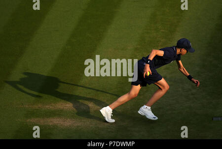 Ein Ball Junge auf Court 1 Am vierten Tag der Wimbledon Championships in der All England Lawn Tennis und Croquet Club, Wimbledon. PRESS ASSOCIATION Foto. Bild Datum: Donnerstag, Juli 5, 2018. Siehe PA Geschichte TENNIS Wimbledon. Photo Credit: Steven Paston/PA-Kabel. Stockfoto