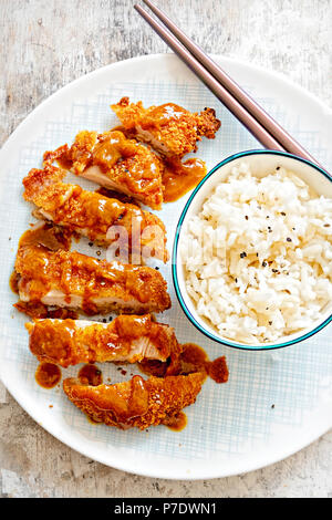 Knusprige Katsu-Hühnchen-Curry mit Duftreis Stockfoto