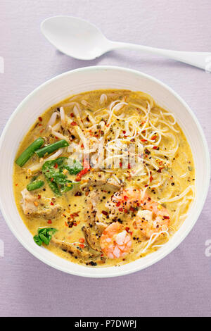 Gegrilltes Huhn & King Prawn Laksa mit Bohnen Stockfoto