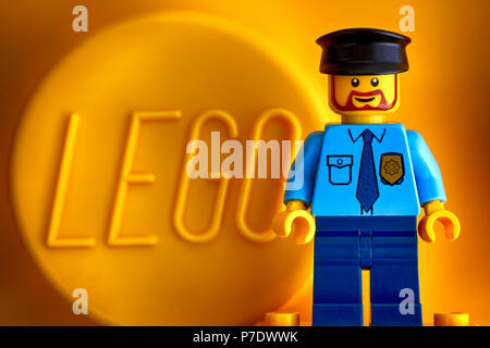 Tambow, Russische Föderation - Mai 20, 2018 Lego Polizist Minifigur gegen gelber Hintergrund mit Word LEGO. Studio gedreht. Stockfoto