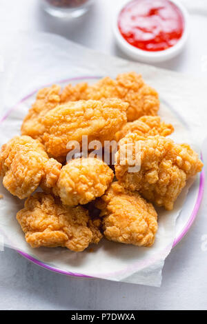 Chicken Chunks mit Teig, Sweet Chili dip Stockfoto