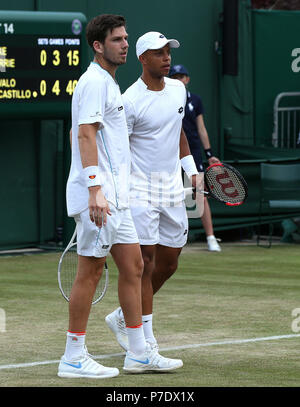 Cameron Norrie (links) und Jay Clarke (rechts) am vierten Tag der Wimbledon Championships im All England Lawn Tennis and Croquet Club, Wimbledon. DRÜCKEN SIE VERBANDSFOTO. Bilddatum: Donnerstag, 5. Juli 2018. Siehe PA Geschichte Tennis Wimbledon. Das Foto sollte lauten: Jonathan Brady/PA Wire. EINSCHRÄNKUNGEN: Nur für redaktionelle Zwecke. Keine kommerzielle Nutzung ohne vorherige schriftliche Zustimmung des AELTC. Nur für Standbilder – keine bewegten Bilder, die Broadcast emulieren können. Keine Überlagerung oder Entfernung von Sponsoren-/Werbelogos. Weitere Informationen erhalten Sie unter +44 (0)1158 447447. Stockfoto