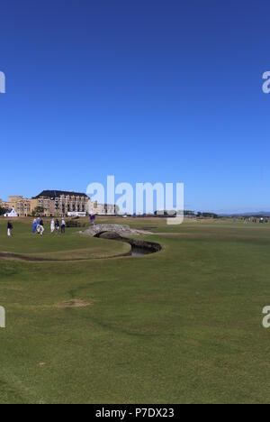 Swilken Bridge mit Old Course Hotel St Andrews Schottland Juli 2018 Stockfoto