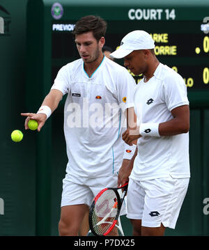 Cameron Norrie (links) und Jay Clarke (rechts) am vierten Tag der Wimbledon Championships in der All England Lawn Tennis und Croquet Club, Wimbledon. PRESS ASSOCIATION Foto. Bild Datum: Donnerstag, Juli 5, 2018. Siehe PA Geschichte TENNIS Wimbledon. Photo Credit: Jonathan Brady/PA-Kabel. Einschränkungen: Nur für den redaktionellen Gebrauch bestimmt. Keine kommerzielle Nutzung ohne vorherige schriftliche Zustimmung der AELTC. Standbild nur verwenden - keine bewegten Bilder zu emulieren. Keine Überlagerung oder Entfernung von Sponsor/ad Logos. +44 (0)1158 447447 für weitere Informationen. Stockfoto