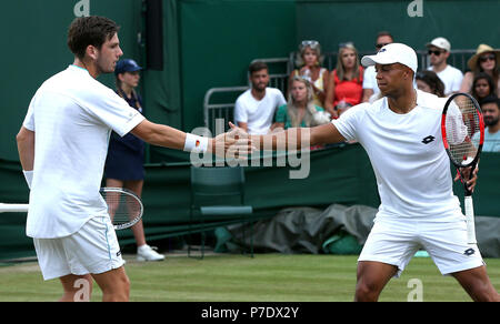 Cameron Norrie (links) und Jay Clarke (rechts) am vierten Tag der Wimbledon Championships im All England Lawn Tennis and Croquet Club, Wimbledon. DRÜCKEN SIE VERBANDSFOTO. Bilddatum: Donnerstag, 5. Juli 2018. Siehe PA Geschichte TENNIS Wimbledon. Das Foto sollte lauten: Jonathan Brady/PA Wire. Stockfoto