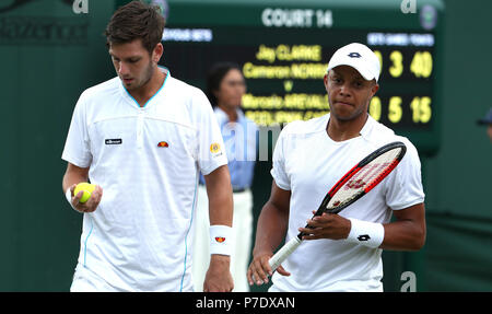 Cameron Norrie (links) und Jay Clarke (rechts) am vierten Tag der Wimbledon Championships in der All England Lawn Tennis und Croquet Club, Wimbledon. Stockfoto