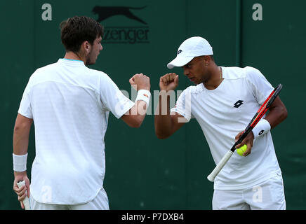 Cameron Norrie (links) und Jay Clarke (rechts) am vierten Tag der Wimbledon Championships im All England Lawn Tennis and Croquet Club, Wimbledon. Stockfoto