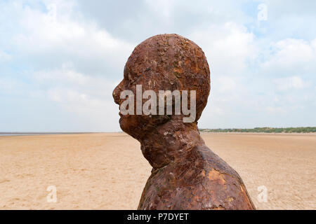 Ein weiterer Ort, eine moderne Kunst Installation auf Crosby Strand, Liverpool, Großbritannien. von Bildhauer Antony Gormley Stockfoto