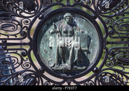 Statue auf einem Tor vor dem Internationalen Gerichtshof Freedom Palace Den Haag Niederlande Stockfoto