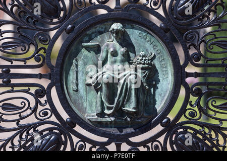 Statue auf einem Tor vor dem Internationalen Gerichtshof Freedom Palace Den Haag Niederlande Stockfoto