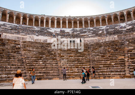 Antalya, Türkei - 16. Juni 2018: in Antalya, Türkei. Aspendos Theater wird von Touristen besucht. Stockfoto