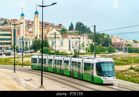 City Tram und eine Moschee in Constantine, Algerien Stockfoto