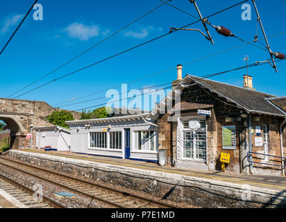 Ländliche Bahnhof Plattform mit malerischen Warteraum am Tag Sommer mit blauer Himmel, Drem Bahnhof, East Lothian, Schottland, Großbritannien Stockfoto