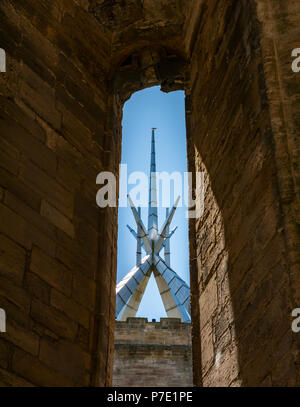 Der quadratische Turm mit modernen Metall Turm, St. Michael Pfarrkirche durch zerstörte Fenster von Linlithgow Palace, West Lothian, Schottland, Großbritannien Stockfoto